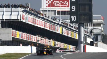 Max Verstappen prowadzi Red Bulla RB16 podczas przedsezonowych testów F1 na Circuit de Barcelona-Catalunya