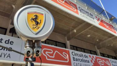 Emblemat Ferrari przed garażem zespołu na Circuit de Barcelona-Catalunya