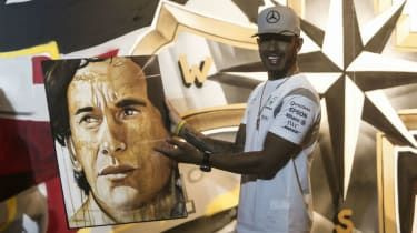V centru pozornosti F1: Lewis Hamilton „na stejné úrovni“ jako Ayrton Senna