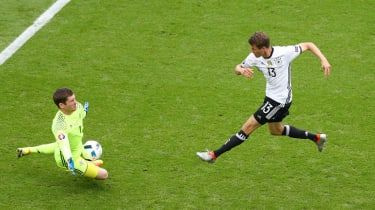 Keeper McGovern sijoitti Pohjois-Irlannin vuoden 2016 EM-kisojen 16. joukkoon