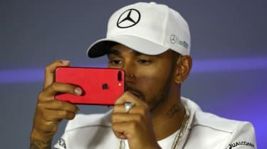 Lewis Hamilton vymazáva príspevky na sociálnych sieťach Instagram a Twitter