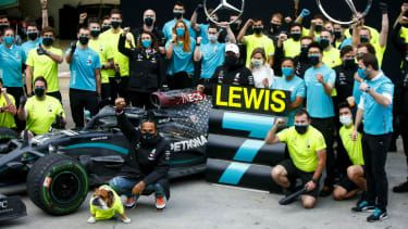 Lewis Hamilton och Mercedes-teamet firar ytterligare en dubbeltitel