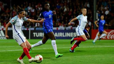 Jodie Taylor gör mål för England mot Frankrike