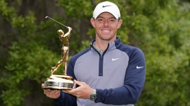 Rory McIlroy sărbătorește cu trofeul după victoria sa la Players Championship la Sawgrass în 2019