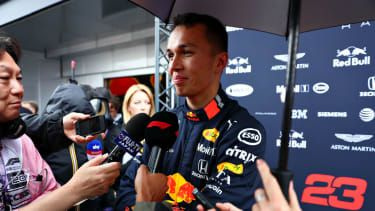Voznik Red Bull Racing Alexander Albon govori z mediji na dirki za VN Italije F1 2019