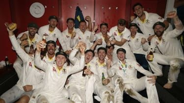 Hráči Austrálie oslavujú víťazstvo v sérii Ashes po štvrtom teste na Old Trafford
