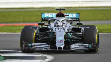 Lewis Hamilton kör Mercedes W11 på Silverstone