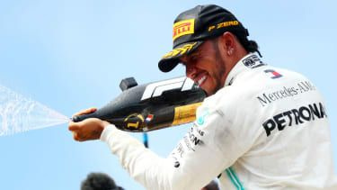 Kierowca Mercedesa Lewis Hamilton świętuje na podium po zwycięstwie w GP Francji