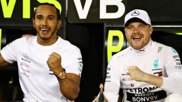 Tímoví kolegovia z Mercedesu Lewis Hamilton a Valtteri Bottas
