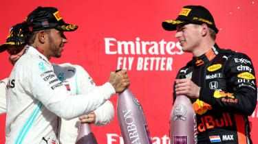 Kierowca Mercedesa Lewis Hamilton i Max Verstappen z Red Bulla
