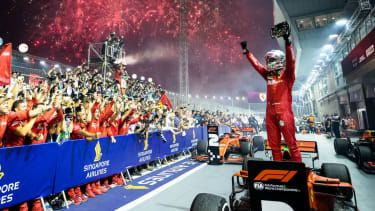 Sebastian Vettel z Ferrari oslavuje víťazstvo na Veľkej cene Singapuru 2019 F1