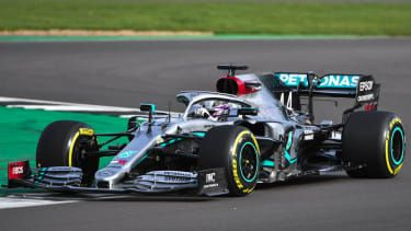 Lewis Hamilton jeździ Mercedesem W11 na Silverstone
