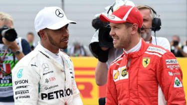 Mercedes-sjåføren Lewis Hamilton og hans F1-tittelrival Sebastian Vettel fra Ferrari
