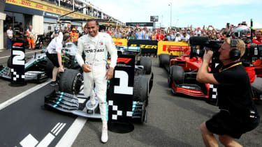 Mercedes-køreren Lewis Hamilton fejrer sin sejr ved det franske GP i Formel 1 2019