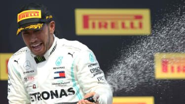 Mercedes-køreren Lewis Hamilton fejrer sin sejr ved det franske GP i Formel 1 2019