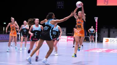Surrey Storm og Severn Stars i aksjon under en Vitality Netball Superleague-oppgjør
