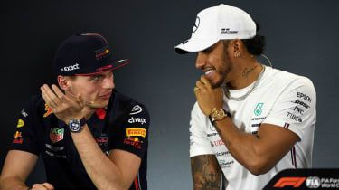 レッドブルレーシングのドライバー、マックスフェルスタッペンとルイスハミルトンのメルセデス