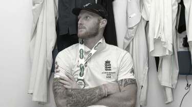 Angleški zvezdnik Ben Stokes si po preizkušnji Headingley Ashes privošči trenutek v garderobi