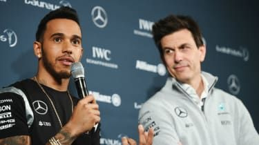 F1世界チャンピオンのルイスハミルトンとメルセデスチームのボス、トトヴォルフ