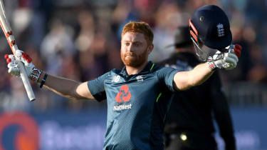 Brytyjski odbijający Jonny Bairstow świętuje osiągnięcie swojego stulecia przeciwko Pakistanowi w Bristolu