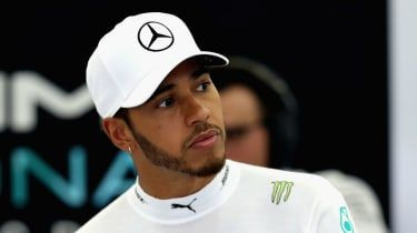 F1: Hamiltons uzbrūk Rosbergam Fetelam saistībā ar komentāriem par titulu