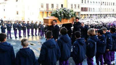 Tuhannet kokoontuvat italialaisen jalkapalloilijan Davide Astorin hautajaisiin