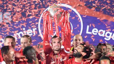 Liverpool-kaptein Jordan Henderson løfter Premier League-trofeet