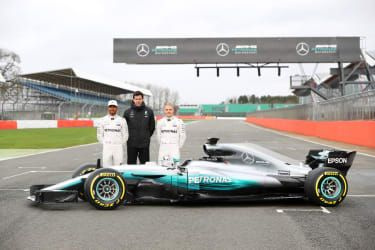 NORTHAMPTON, ANGLIJA - 23. FEBRUAR: Lewis Hamilton iz Velike Britanije in Mercedes GP, izvršni direktor Mercedes GP Toto Wolff in Valtteri Bottas s Finske in Mercedes GP pozirajo med la