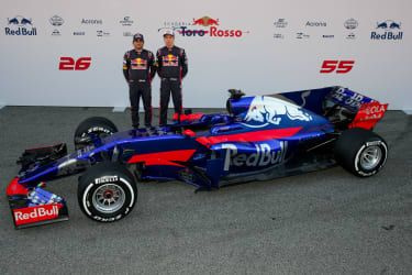 MONTMELO, ŠPANIJA - 26. FEBRUAR: Carlos Sainz iz Španije in Daniil Kvyat iz Rusije oba iz Scuderia Toro Rosso z novim bolidom STR-12 F1 med predogledi zimskih testiranj F1 na Circuit de Catal