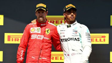 Ferrarijev Sebastian Vettel in voznik Mercedesa Lewis Hamilton na stopničkah v Kanadi