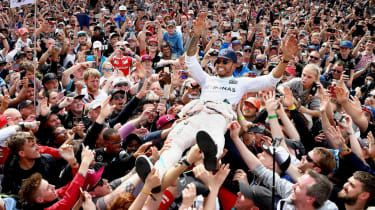 ルイスハミルトンはシルバーストンで2016年イギリスGPを獲得した後、ファンと一緒に祝います