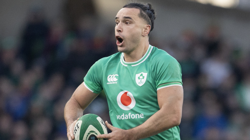 İrlandalı James Lowe #11, İrlanda-Galler Six Nations 2024 3. tur karşılaşması öncesinde topla koşuyor.