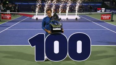 Szwajcarska gwiazda tenisa, Roger Federer, świętuje zwycięstwo w Dubai Duty Free Championships