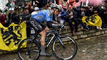 Cykelrytteren Michael Goolaerts dør efter at have fået hjertestop under Paris-Roubaix-løbet