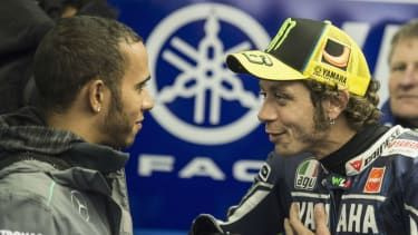 Voznik formule 1 Lewis Hamilton se pogovarja z dirkačem MotoGP Valentinom Rossijem