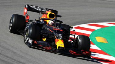Max Verstappen z Red Bulla prowadzi RB16 podczas testów w Barcelonie