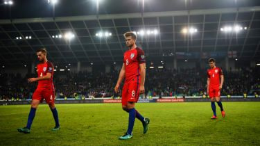 Anglicko bolo nútené nosiť červený tretí dres proti Škótsku