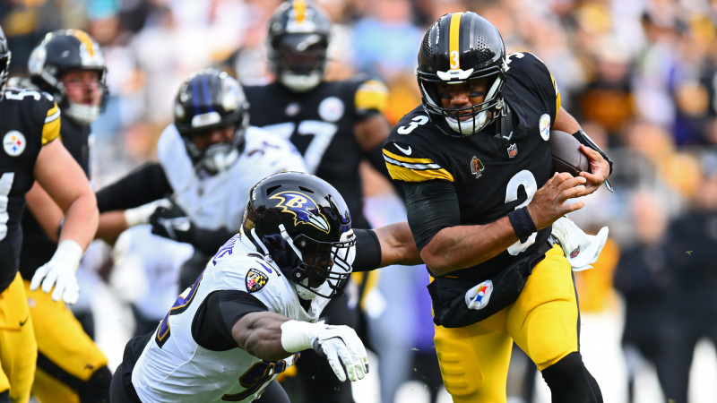  บัลติมอร์ เรเวนส์' Nnamdi Madubuike attempts to tackle Pittsburgh Steelers' Russell Wilson