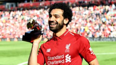 Polisen informerades när videon verkar visa Liverpool-stjärnan Mo Salah använda telefonen medan han kör