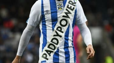 Huddersfield założył nową koszulkę w meczu przedsezonowym z Rochdale 17 lipca