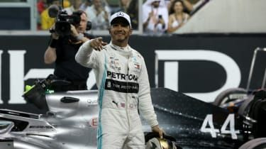 Voznik Mercedesa Lewis Hamilton slavi zmago na dirki za Veliko nagrado Abu Dhabija F1 2019