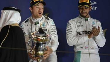F1 2016: Nico Rosberg pokonuje Lewisa Hamiltona po nieudanym starcie w Bahrajnie