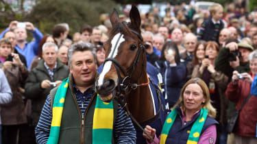 Hyldest til Kauto Star som væddeløbshest sat ned efter fald