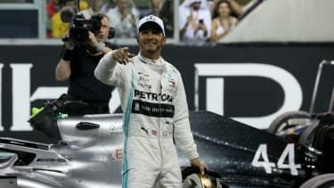 Ο οδηγός της Mercedes, Lewis Hamilton, γιορτάζει τη νίκη του στο Grand Prix F1 Abu Dhabi 2019