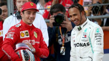 Ο Charles Leclerc της Ferrari και ο οδηγός της Mercedes, Lewis Hamilton