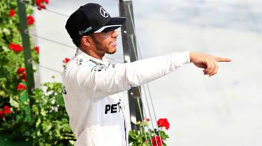 Hamiltons ieņem F1 čempiona titula izcīņas vadību, Rosberga ķildām uzvirmot