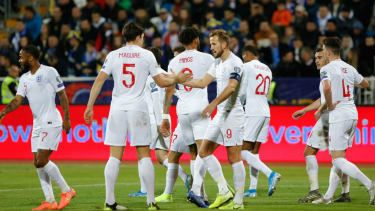 Kapetan Anglije Harry Kane slavi svoj gol v zmagi proti Kosovu s 4:0
