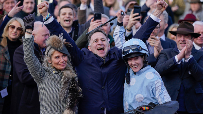   2023년 Cheltenham Festival 1일 차에서 축하하는 헤더 드 브롬헤드(Heather de Bromhead), 헨리 드 브롬헤드(Henry de Bromhead), 레이첼 블랙모어(L-R)