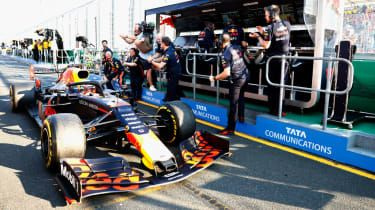 Zamestnanci Red Bullu oslavujú tretie miesto Maxa Verstappena na Veľkej cene Austrálie F1 2019