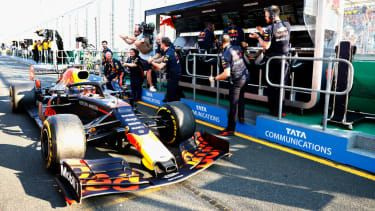 Red Bullin henkilökunta juhlii Max Verstappenin kolmatta sijaa 2019 F1 Australian Grand Prixissa